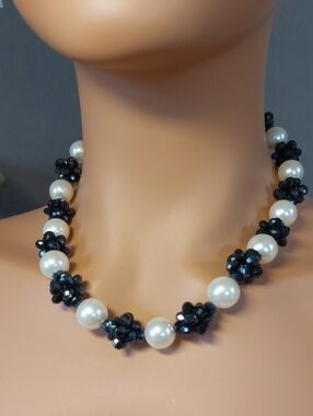 💜5/$25💜 Chunky Glass Black Cluster Faux Pearl Bead Necklace Black White